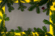 Festliches Weihnachten, helldunkelschwarzer Hintergrund mit schöner Textur und Tannenästen, Draufsicht, copy space