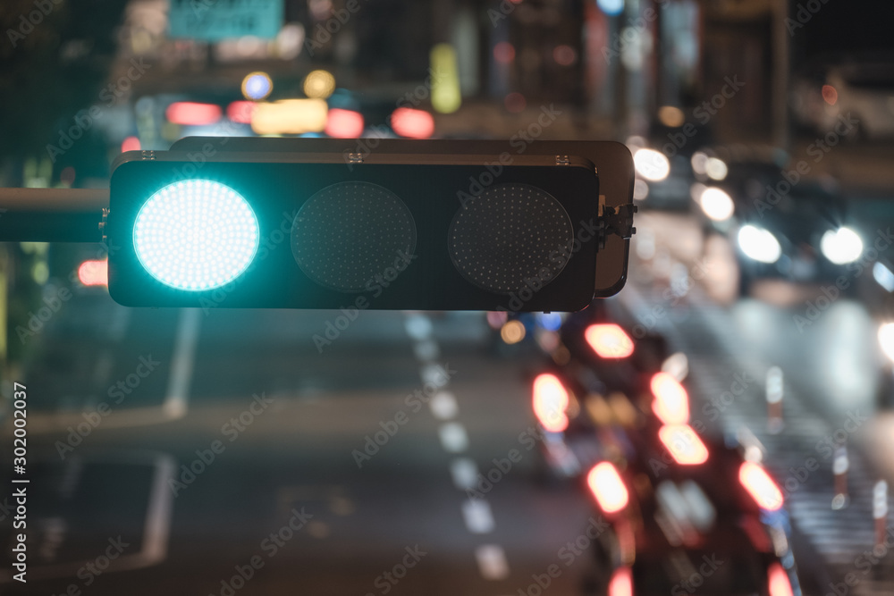 夜の信号機と交通の様子, A Traffic Light and Cars Turning on Light at Night - obrazy, fototapety, plakaty 