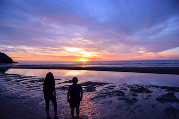 Siluetas amaneciendo