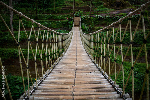 Obrazy most w dżungli  most-wiszacy-widok-centralny-od-wewnatrz