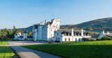 Fototapeta Paryż - Perthshire / Szkocja - 25 sierpień 2019: Zamek Blair w sierpniowy słoneczny dzień