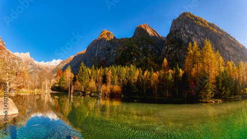 Fotografía lake at sunset in the mountains, Val di Mello, Italy