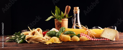 Fotografía Pasta, vegetables, herbs and spices for Italian food on rustic table