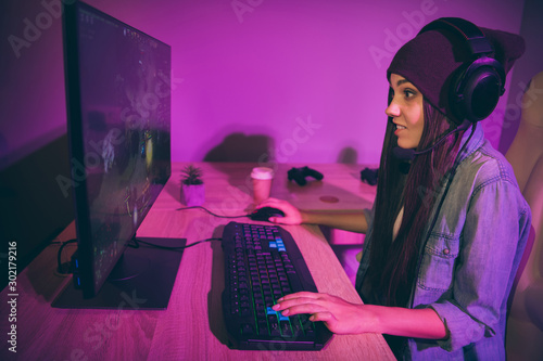 Fotografía Side profile photo view of young millennial gamer expressing astonishment violet