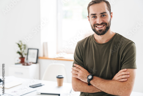 Fotomural Image of caucasian happy man looking and smiling at camera