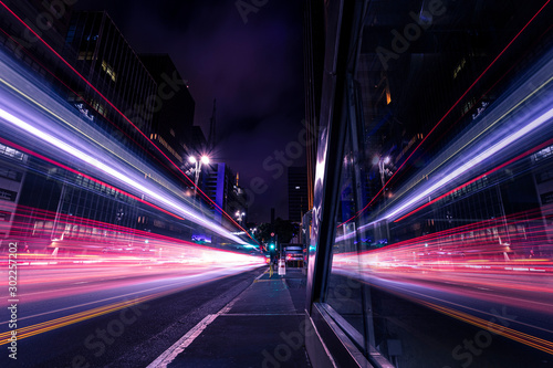 Fotomural Reflexo de movimento do trânsito em grande avenida - Avenida Paulista, São Paulo