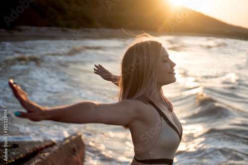 Fotomural Beautiful tender woman on the sea shore on the sunset