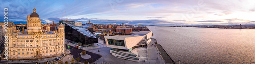 Fotografía Panorama of Liverpool waterfront in the evening, Liverpool