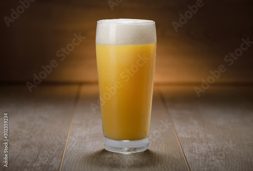 Cuadros en Lienzo A pint of IPA, hazy unfiltered juicy draft NEIPA beer on wooden background