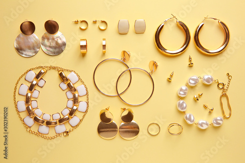 Fotografía Stylish female jewelry on color background