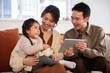 © affect.inc - リビングでタブレットを見る親子の団欒風景