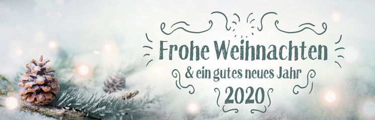 Życzenia bożonarodzeniowe 2019 2020 - Język niemiecki - Wesołych Świąt i Szczęśliwego Nowego Roku - Kartka świąteczna z gratulacjami - Gałąź jodły w śnieżnym krajobrazie z magicznymi światłami