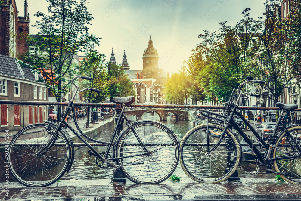 Rainy day in Amsterdam. Rainy cloudy day in the capital of the Netherlands, in the autumn. - obrazy, fototapety, plakaty 
