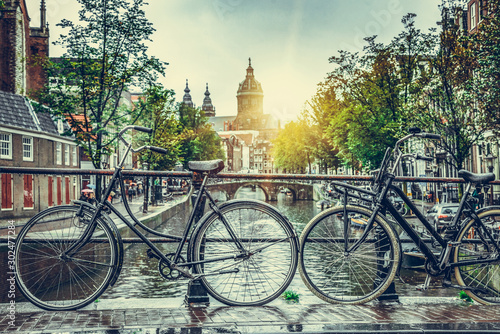 Obrazy Amsterdam  deszczowy-dzien-w-stolicy-holandii