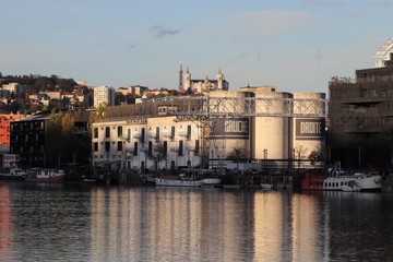 Wall Mural - La Sucrière dans la ville de Lyon - Département du Rhône - France - Espace événementiel situé quai Rambaud le long de la rivière Saône