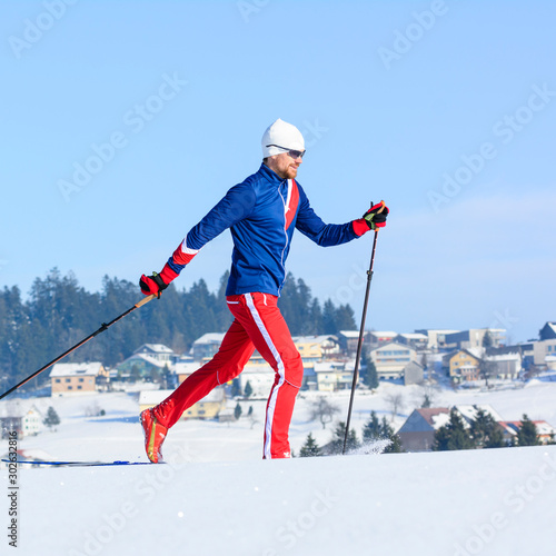 Dekoracja na wymiar  narciarstwo-biegowe-w-stylu-klasycznym-w-sloneczny-zimowy-dzien