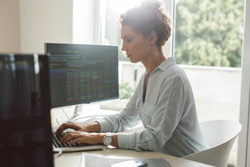 Canvas Print - Businesswoman Working on a Laptop