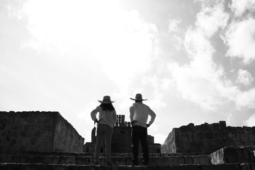 Exploradores Ruinas arqueológicas edzna campeche mexico