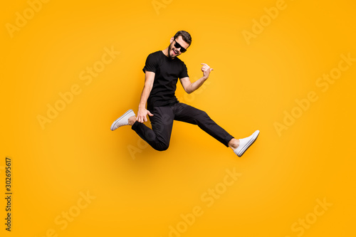Fotografía Full body profile photo of crazy hipster guy jumping high holding imagine solo g