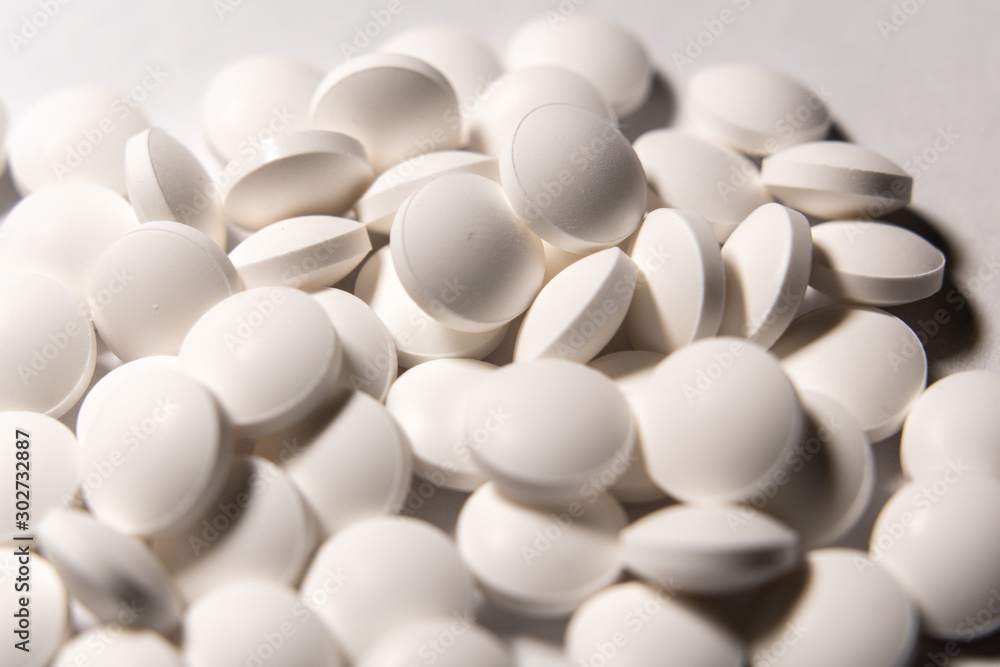 Stock-Foto „weiße tabletten isoliert auf weißem hintergrund“