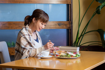 Sticker - レストランで食事する女性