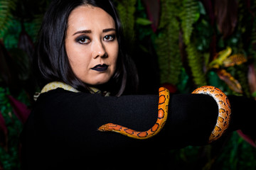 Wall Mural - Beautiful Asian woman in rehearsal with snakes