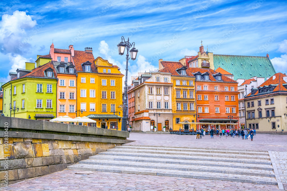 Colorful houses in Castle Square in the Old Town of Warsaw, capital of Poland. - obrazy, fototapety, plakaty 