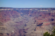 Marslandschaft mit Canyon und skurilen roten Felsen unter blauem Himmel im Grand Canyon National Park in Arizona