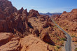 Marslandschaft mit Straße und roten Felsen im Valley of Fire National Park in Nevada