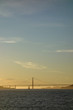 Golden Gate Bridge in San Francisco im Sonnenuntergang mit Segelboot