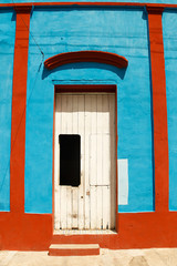 Wall Mural - white door , bayamo - cuba