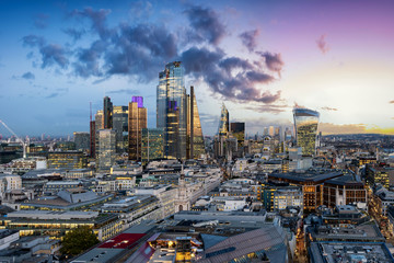 Fototapete - Die neu gebaute Skyline der City von London mit den modernen Wolkenkratzern nach Sonnenuntergang, ohne Kräne, Großbritannien