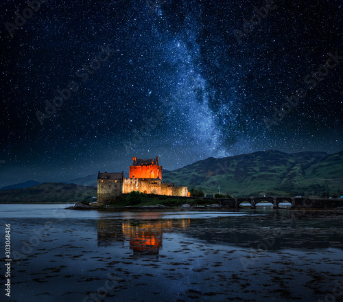 Cuadros en Lienzo Illuminated Eilean Donan Castle at night in Scotland