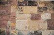 Altes Mauerwerk: verschiedene farbige Sandsteine asymmetrisch verlegt