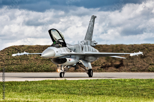 Fotografia Modern American jet military aircraft before the start of a combat flight