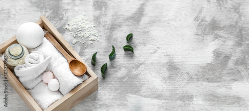 Fotomural Spa skin care items in wooden box .