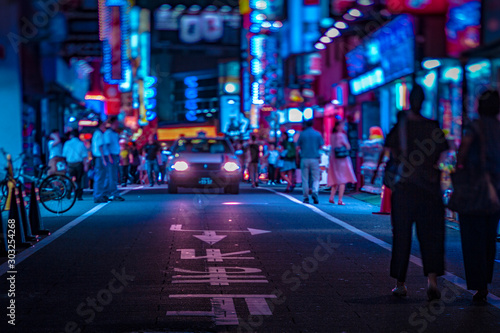Fototapeta na szkło Noc neonowej ulicy w Shinjuku Tokyo Tiltshift