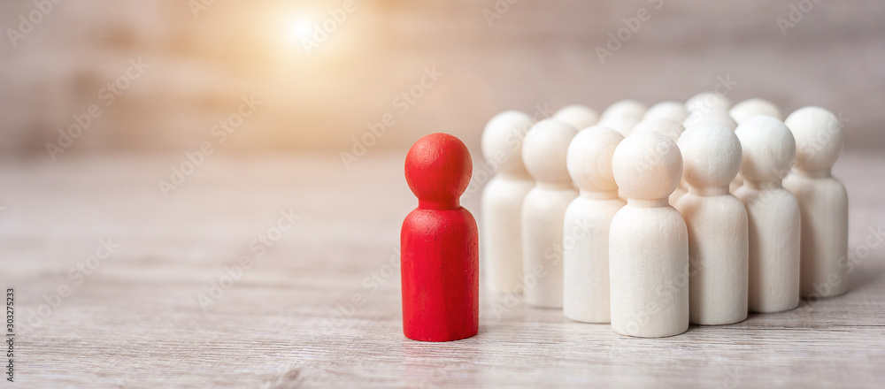 red leader businessman with crowd of wooden men. leadership, business, team, teamwork and Human resource management concept - obrazy, fototapety, plakaty 