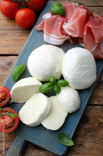 Cuadros en Lienzo mozzarella prosciutto e pomodori delizioso piatto estivo