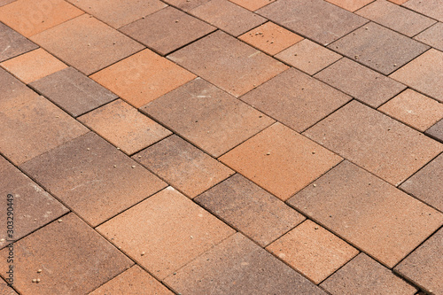 Fotografía New multi colored paving stones in the driveway