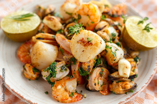 Cuadros en Lienzo seafood. scallops, shrimp and mussels