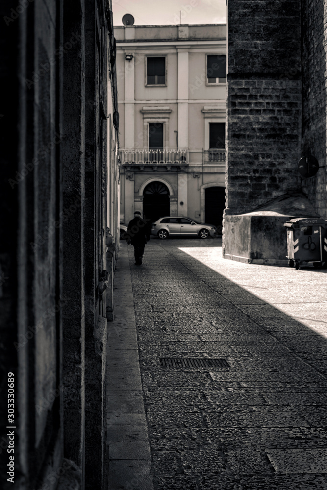 hombre caminando calle