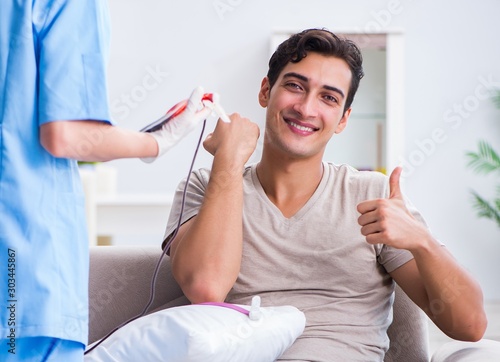 Fotografía The patient getting blood transfusion in hospital clinic