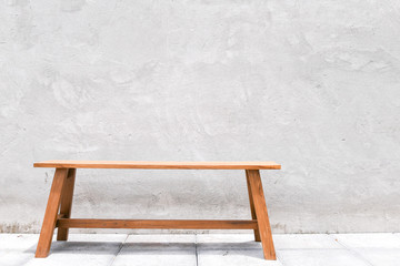 Leinwandbilder - grey concrete wall wooden modern chair