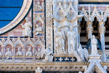 Wall Mural - Sculptures on the facade of Siena Cathedral Santa Maria Assunta (Duomo di Siena) in Siena, Tuscany