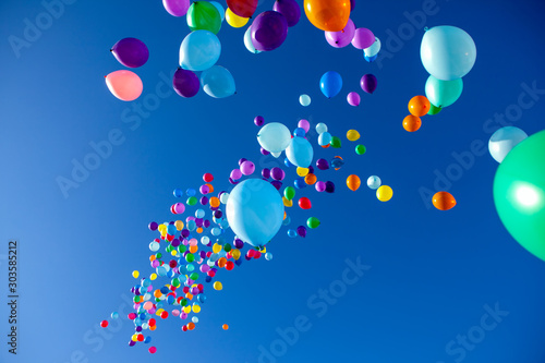 Dekoracja na wymiar  kolorowe-balony-latajace-na-niebie-party