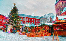 European Christmas Market In Winter Riga In Latvia. Winter. Late At Evening. Street And Holiday Fair In European City Advent Decoration With Crafts Items On Bazaar