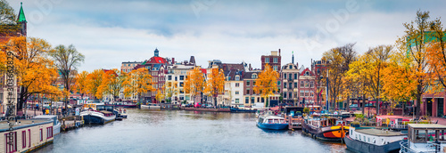 Dekoracja na wymiar  panoramiczny-widok-jesienia-miasta-amsterdam-slynne-holenderskie-kanaly-i-wspanialy-pejzaz-miejski-ponura-scena-rano-w-holandii-europie-podrozowanie-koncepcja-tlo