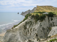 Typical New Zealand's Countryside Style White House Builded On The Edge Of The Cliff Cape Kidnappers Te Kauwae-a-Māui With The View To Pacific Ocean, Napier, Hastings, Hawke's Bay, North Island