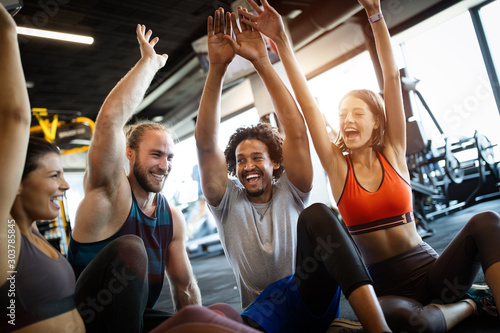 Cuadros en Lienzo Beautiful fit people working out in gym together